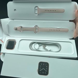 Apple watch SE Gold Aluminum Case Pink Sand Sport Band 40 MM
